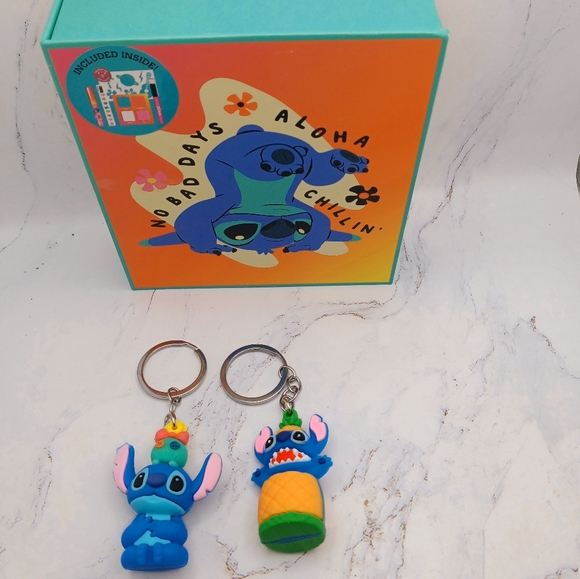Stitch Makeup & 2 keychains NWT - Picture 8 of 11